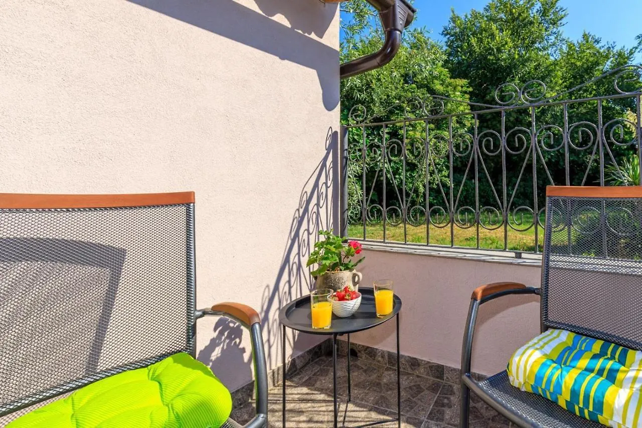 Guest house Wine And Roses Hotel Loborika